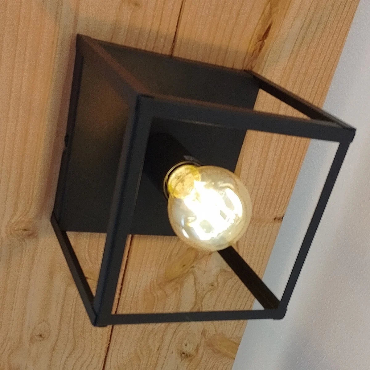 Industriële Plafondlamp Zwart | 16x16cm | Incl. Lichtbron E27 - 4w - 2400K - Dimbaar | Retro | Vintage | Metaal